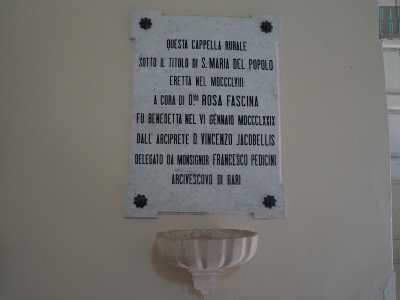 Alla destra del portone notiamo immediatamente una lastra di marmo che ricorda il momento dell'inaugurazione, avvenuta nel 1858
